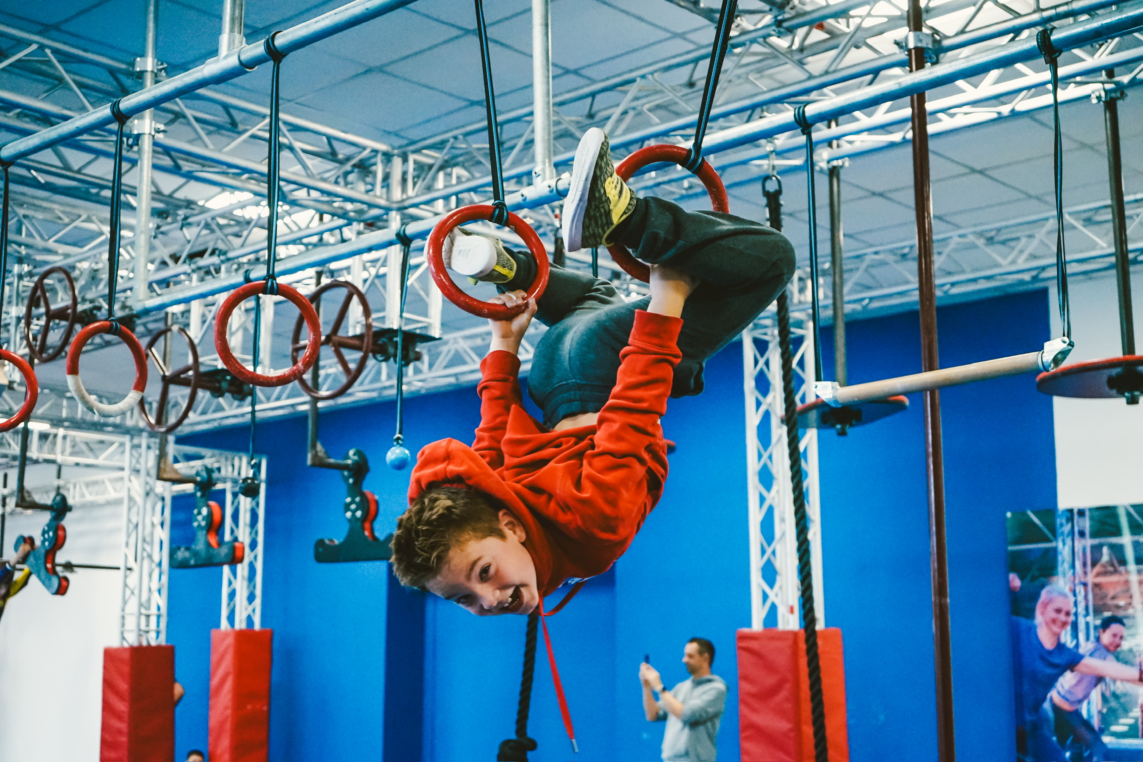 Kind trainiert Ninja Warrior Parcours in Karlsruhe